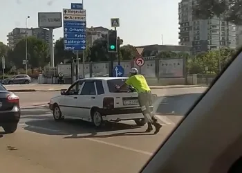 Yolda kalan otomobile polis yardım etti