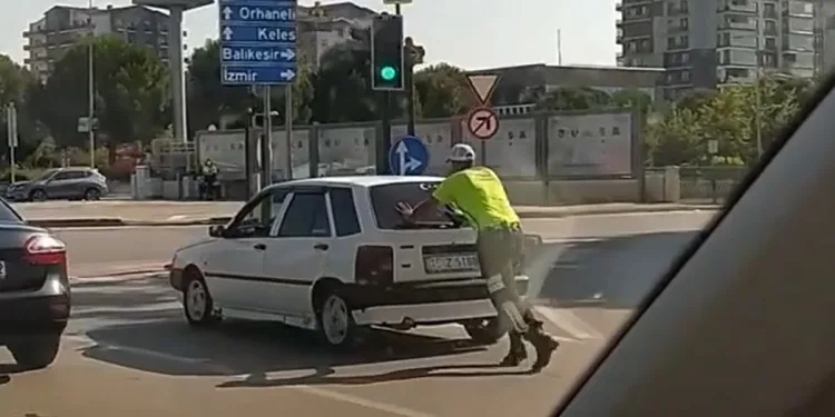 Yolda kalan otomobile polis yardım etti