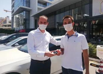 YKS’de birinci olan öğrencisine otomobilini hediye etti!