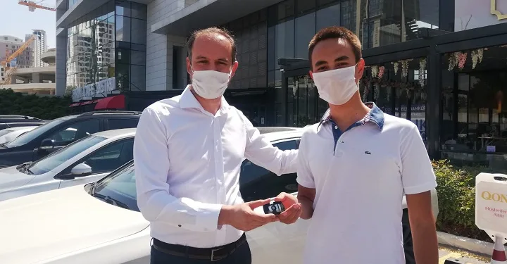 YKS’de birinci olan öğrencisine otomobilini hediye etti!