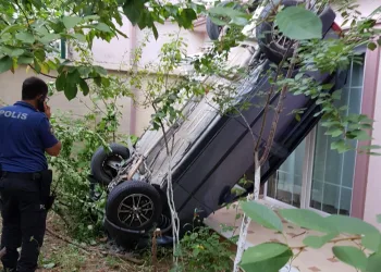 Bahçeye gece uçan otomobil sabah farkedildi