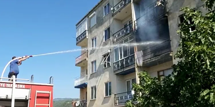 Bursa’da çıkan yangın polis ekiplerinin desteğiyle söndürüldü
