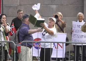 Norveç’te İslam karşıtı bir grup Kur’an-ı Kerim’i yırttı