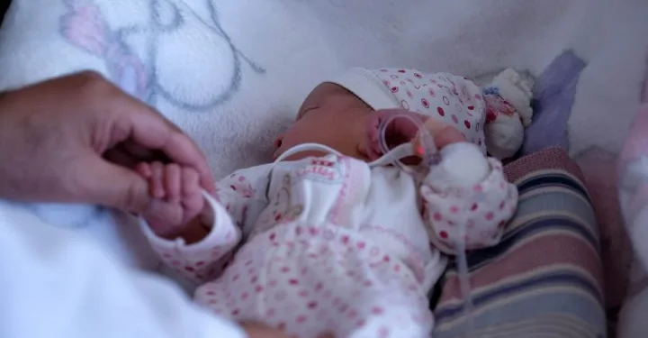 2 günlük bebeği sokağa terk ettiler