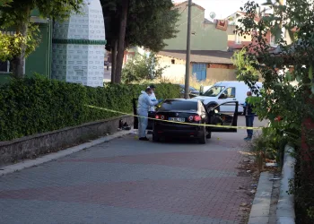 Otomobilde tartıştığı arkadaşını bıçaklayarak öldürdü