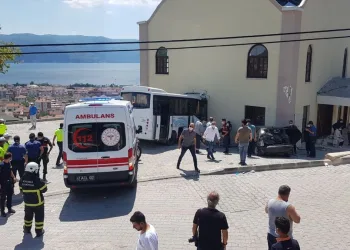 Jandarma personelini taşıyan midibüs kaza yaptı