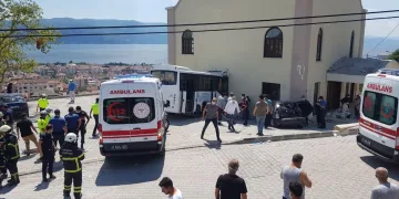 Jandarma personelini taşıyan midibüs kaza yaptı