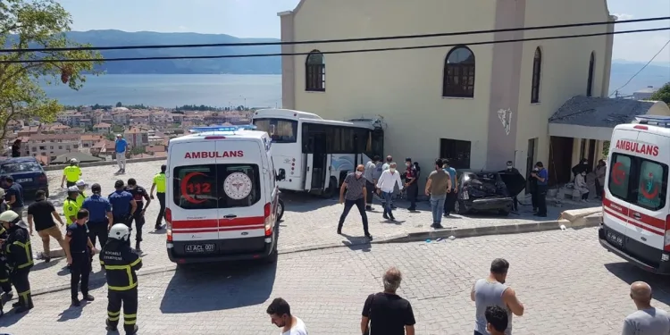 Jandarma personelini taşıyan midibüs kaza yaptı