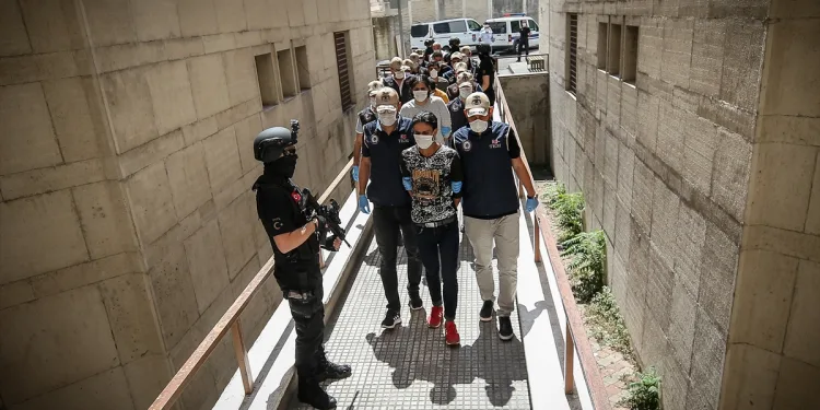 Bursa’da yakalanan DEAŞ’lı adliyeye sevk edildi