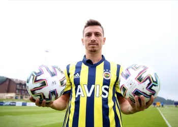Fenerbahçe’nin yeni transferi Mert Hakan Yandaş basın toplantısı düzenledi