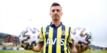 Fenerbahçe’nin yeni transferi Mert Hakan Yandaş basın toplantısı düzenledi