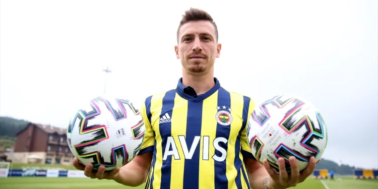 Fenerbahçe’nin yeni transferi Mert Hakan Yandaş basın toplantısı düzenledi