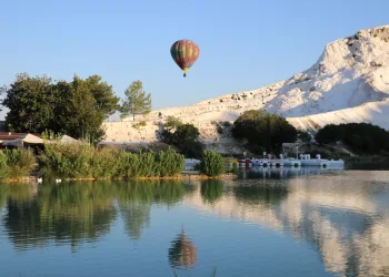 Pamukkale’de balon yolculuğu yeniden başladı