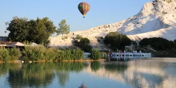 Pamukkale’de balon yolculuğu yeniden başladı