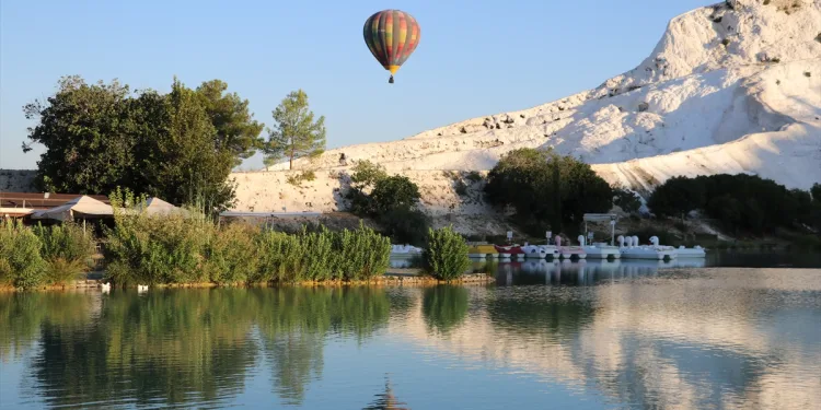 Pamukkale’de balon yolculuğu yeniden başladı