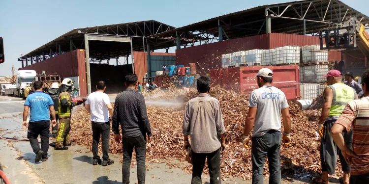 Bursa’da geri dönüşüm fabrikasında çıkan yangın söndürüldü