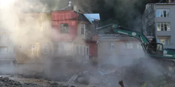 Giresun’da dere yatağındaki evlerin yıkımına başlandı
