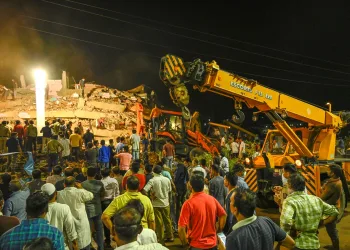 Hindistan’da çöken binada 20’den fazla kişi kurtarılmayı bekliyor