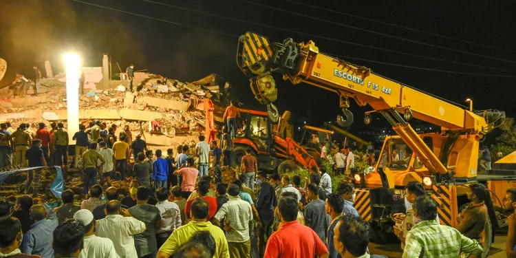 Hindistan’da çöken binada 20’den fazla kişi kurtarılmayı bekliyor