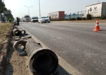 Bursa’da kamyondan devrilen beton künkler yola saçıldı