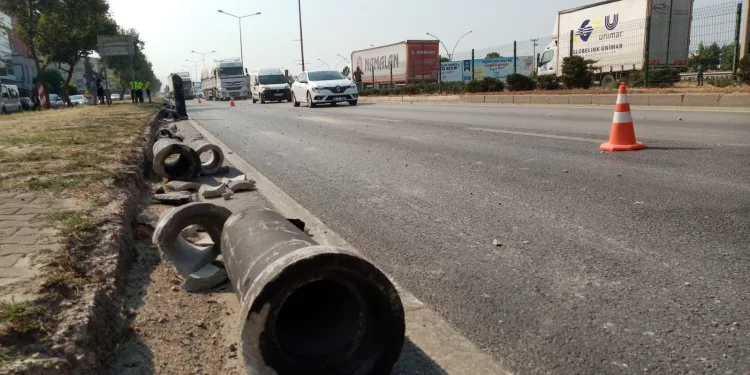Bursa’da kamyondan devrilen beton künkler yola saçıldı