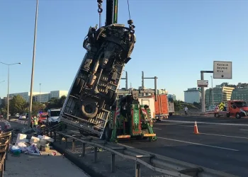 İstanbul’da Bursa plakalı kamyon kaza yaptı!