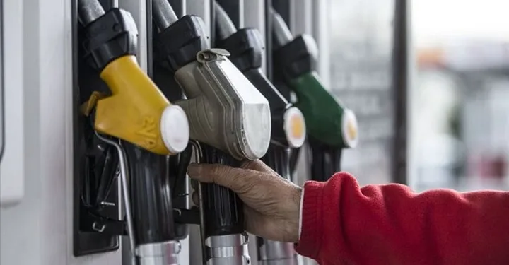 Benzine önce zam, şimdi indirim