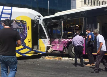 İstanbul’da tramvayla otobüs çarpıştı
