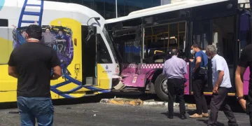 İstanbul’da tramvayla otobüs çarpıştı