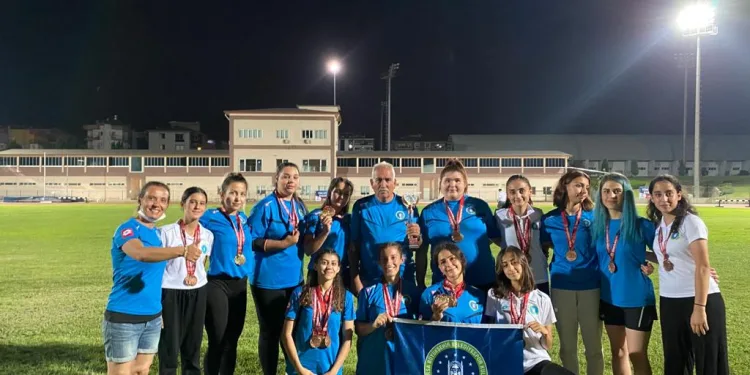 Büyükşehir Belediyesporlu Yıldızlar kupayla döndü