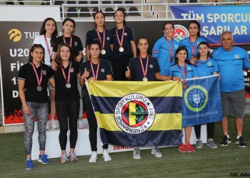 Bursa Büyükşehir Belediyespor atletizmde kupalara abone