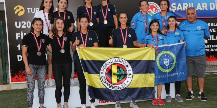 Bursa Büyükşehir Belediyespor atletizmde kupalara abone