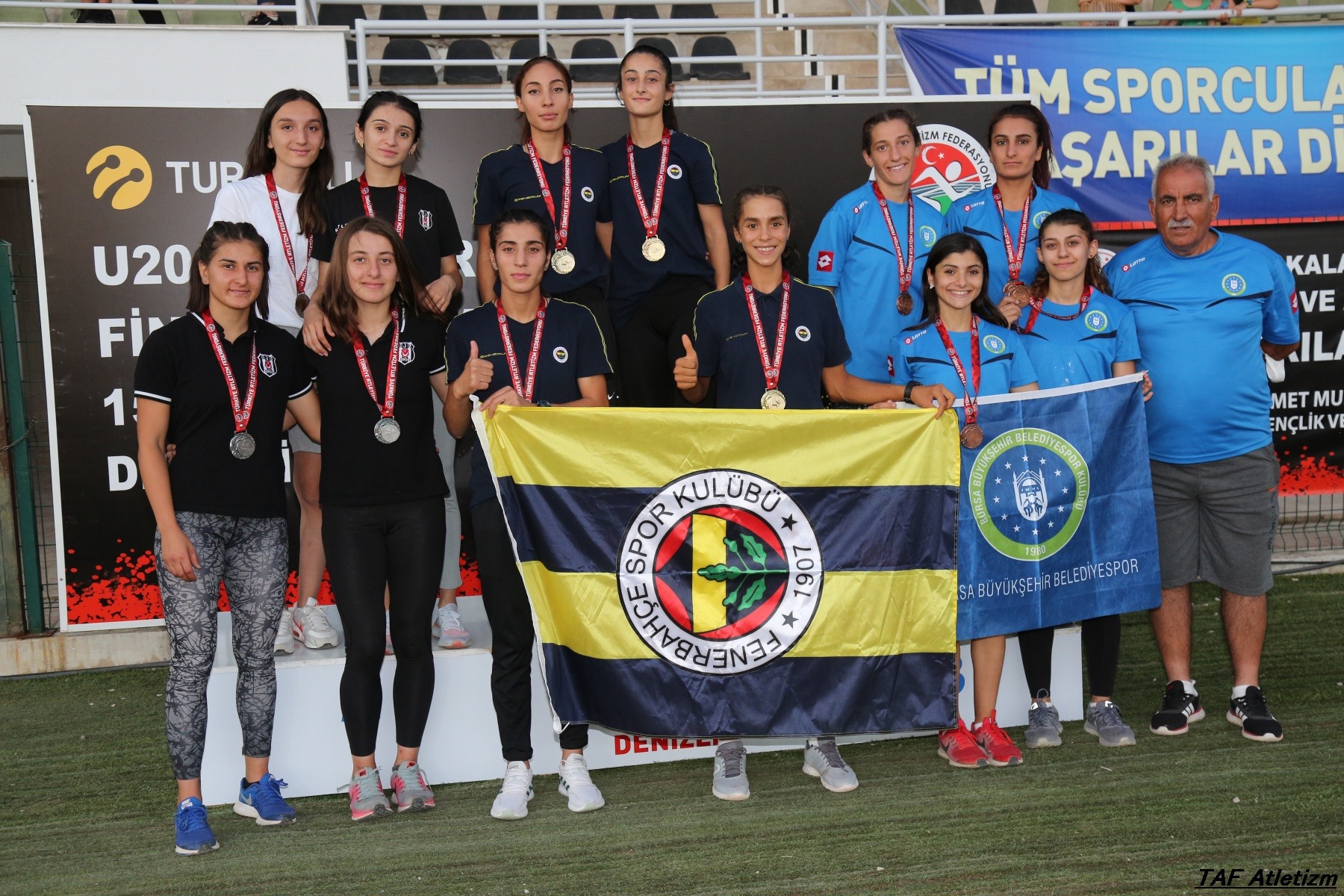 Bursa Büyükşehir Belediyespor atletizmde kupalara abone