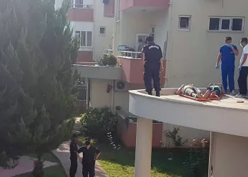 Evlerine balkondan girmeye çalışırken düşüp yaralandılar