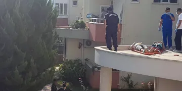 Evlerine balkondan girmeye çalışırken düşüp yaralandılar