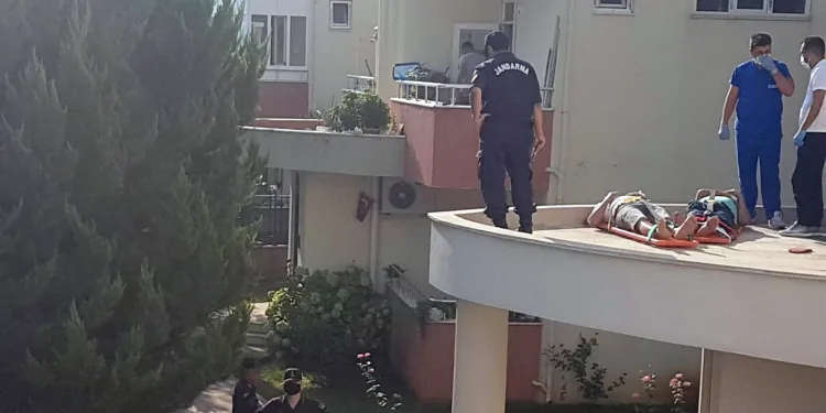 Evlerine balkondan girmeye çalışırken düşüp yaralandılar