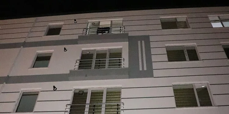 Dördüncü kattan düşen bebek ağır yaralandı