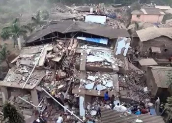 Hindistan’da bina çöktü! 90 kişi enkaz altında