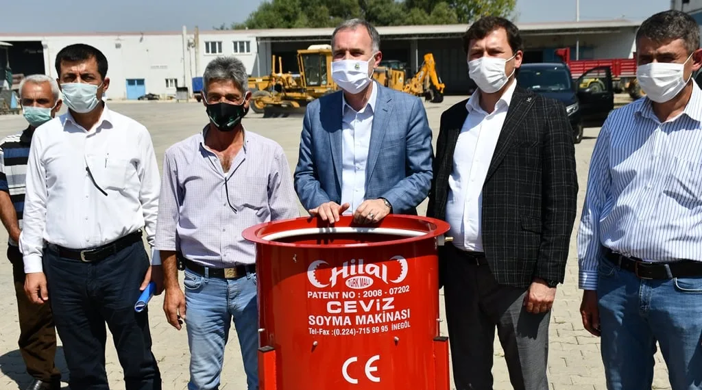 İnegöl Belediyesi 10 kırsal mahalleye ceviz soyma makinesi dağıttı