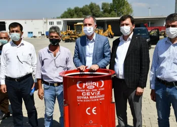 İnegöl Belediyesi 10 kırsal mahalleye ceviz soyma makinesi dağıttı