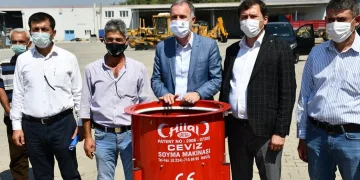 İnegöl Belediyesi 10 kırsal mahalleye ceviz soyma makinesi dağıttı