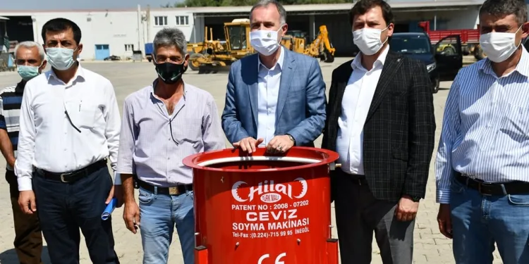 İnegöl Belediyesi 10 kırsal mahalleye ceviz soyma makinesi dağıttı