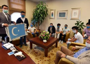Başkan Dündar Doğu Türkistanlı öğrencilerle buluştu