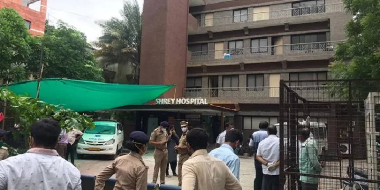 Hindistan’da Kovid-19 hastanesi yandı! 8 ölü
