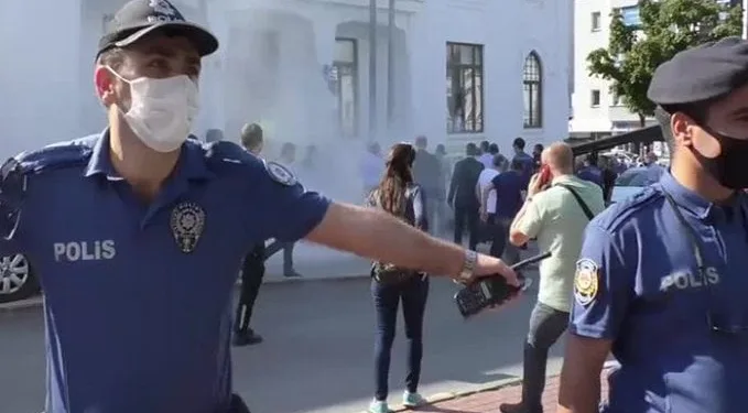 Bursa’da bir esnaf valilik önünde kendini ateşe verdi