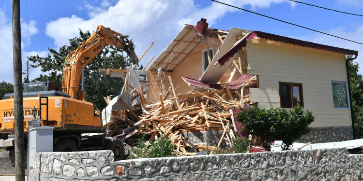 Uludağ’daki kaçak villa yıkıldı