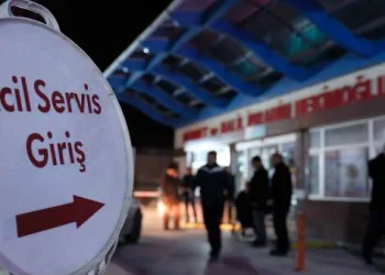 Ambulansa alınmadı diye televizyon ve kapıyı kırdı! Tutuklandı