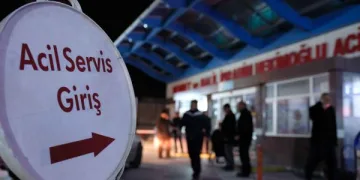 Ambulansa alınmadı diye televizyon ve kapıyı kırdı! Tutuklandı