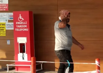 Arkadaşının elinden düşen kürek başına isabet etti