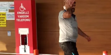 Arkadaşının elinden düşen kürek başına isabet etti